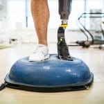 Cómo la rehabilitación física acelera la recuperación de pacientes con prótesis