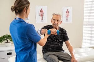 rehabilitacion fisica post cirugía para adulto mayor