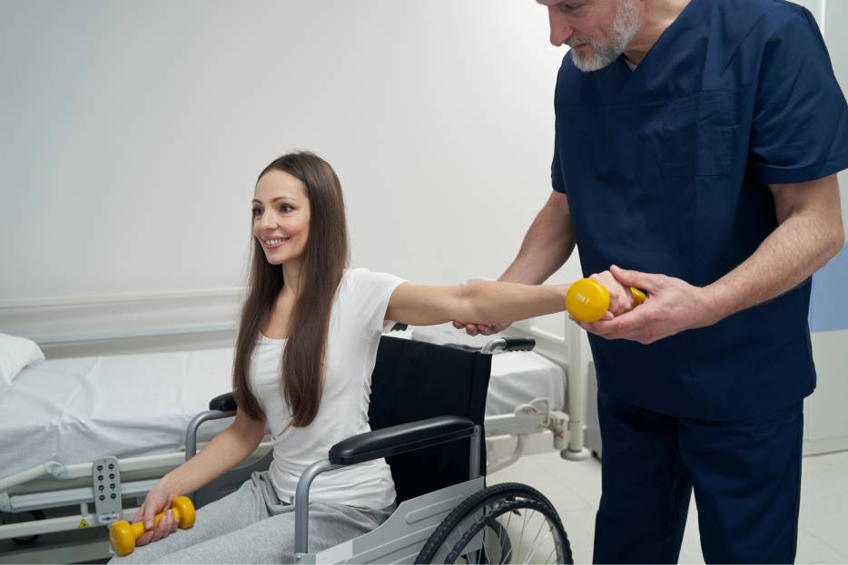 Iniciar la rehabilitación física pronto reduce secuelas permanentes, mejora la movilidad y previene dolor crónico tras un accidente.