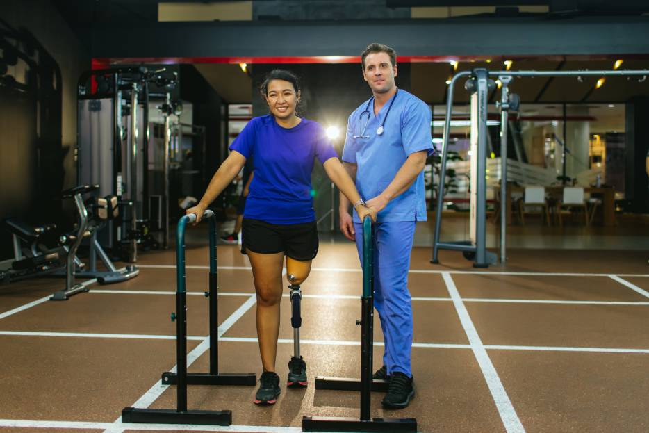 fisioterapia para postquirúrgica para paciente con prótesis