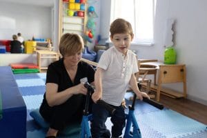 Rehabilitación pediátrica para niños con trastornos motores potencia autonomía, corrige patrones disfuncionales y optimiza el desarrollo motor.